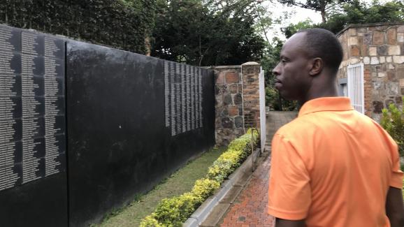 Toussaint Nosisi dans le Mémorial de Kigali, au Rwanda