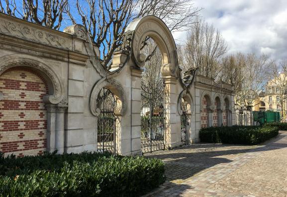 Le portail d\'entrée du cimetière date de sa création en 1899.