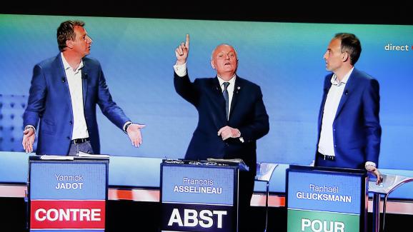 Yannick Jadot, François Asselineau et&nbsp;Raphaël Glucksmann lors du débat TV de France 2 consacré aux européennes, le 4 avril 2019.