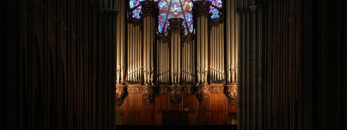 L\'orgue de la cathédrale Notre-Dame de Paris compte&nbsp;avec cinq claviers, 109 jeux et près de 8 000 tuyaux.