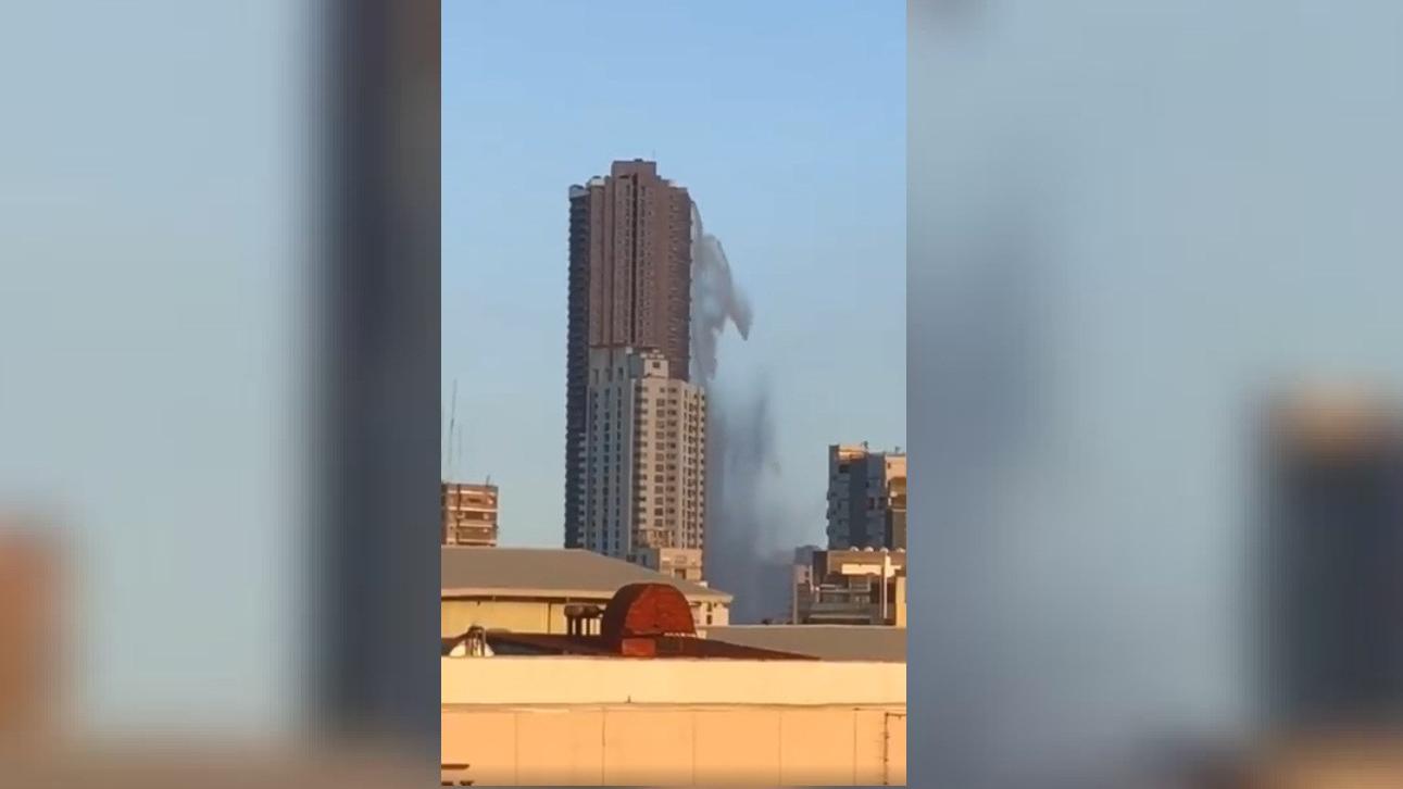 Video Séisme à Manille La Piscine Dun Toit Terrasse Déborde à