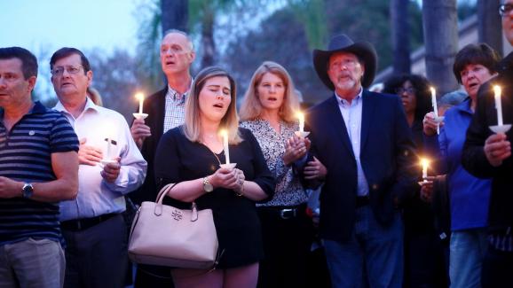 Une veillée a été organisée pour rendre hommage&nbsp;à la victime et aux blessés, samedi 27 avril 2019 à Poway (Etat-Unis), après l\'attaque d\'une synagogue.