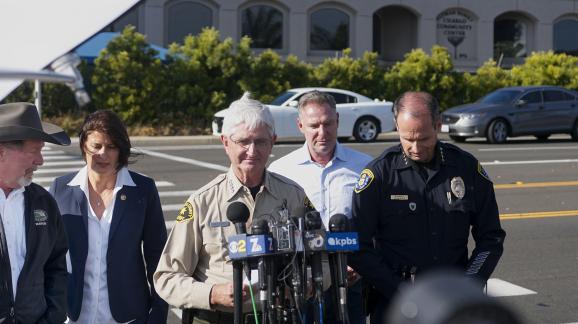 Le shérif du comté de San Diego (Etats-Unis) Bill Gore donne une conférence de presse après l\'attaque d\'une synagogue, samedi 27 avril 2019 à Poway, en Californie.