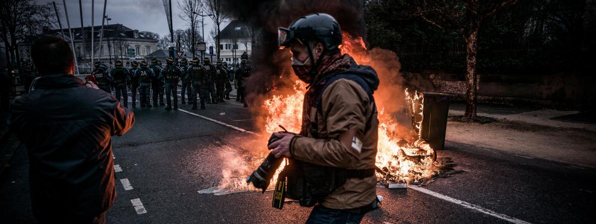 Un photographe couvre la manifestation des \"gilets jaunes\" Ã  Bourges (Cher), le 12 janvier 2019. 