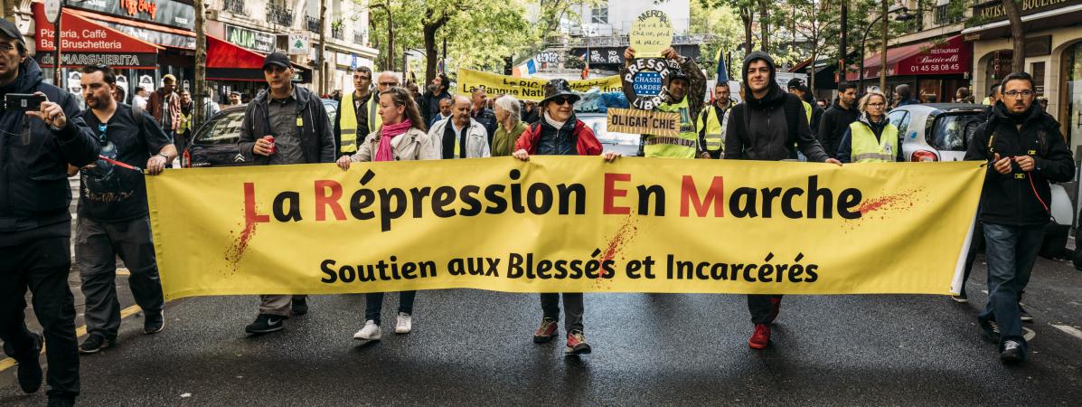 Des manifestants expriment leur soutien envers les \"gilets jaunes\" blessÃ©s, lors du 24e samedi de mobilisation des \"gilets jaunes\", le 27 avril 2019 Ã  Paris.&nbsp;