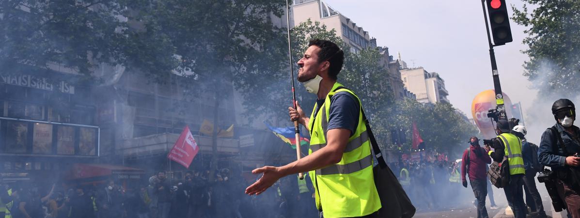 Un&nbsp;\"gilet jaunes\" devant un nuage de gaz lacrymogÃ¨ne, Ã  Paris, le 1er mai 2019.&nbsp;