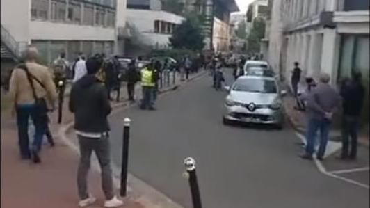 Captures d\'Ã©cran de vidÃ©os filmÃ©es le 1er mai 2019 montrant une intrusion dans l\'enceinte de l\'hÃ´pital de la PitiÃ©-SalpÃªtriÃ¨re, Ã  Paris.