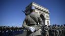 Lors de la cérémonie marquant le 73e anniversaire de la&nbsp;fin de la Seconde Guerre mondiale, devant l\'Arc de triomphe, à Paris, le 8 mai 2018.