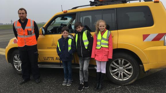 Momes Trotteurs Rencontre Avec Un Effaroucheur Sur Les Pistes De L Aeroport Roissy Charles De Gaulle