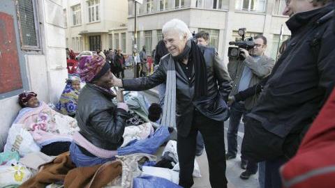 Guy Bedos soutient les familles sans logis qui manifestent avec Droit au Logement le 21/10/2007