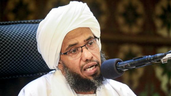 Abdelhay Youssef, prédicateur ultraconservateur, dirigeant du mouvement Nosret al-Charia, prêche lors de la prière du vendredi, dans une mosquée de la capitale Khartoum le 24 mai 2019.