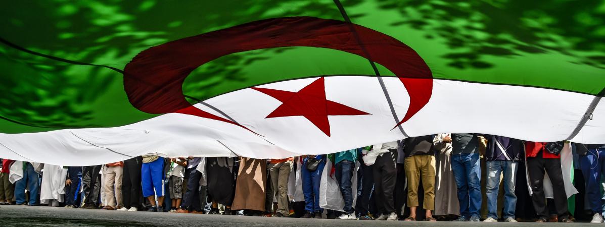 Des manifestants marchent sous le drapeau de l\'AlgÃ©rie, Ã  Algers, le 31 mai 2019.