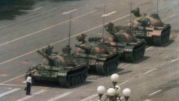 Le 5 juin 1989, un homme se tient devant une file de chars sur une avenue menant à la place Tiananmen, à Pékin (Chine).&nbsp;