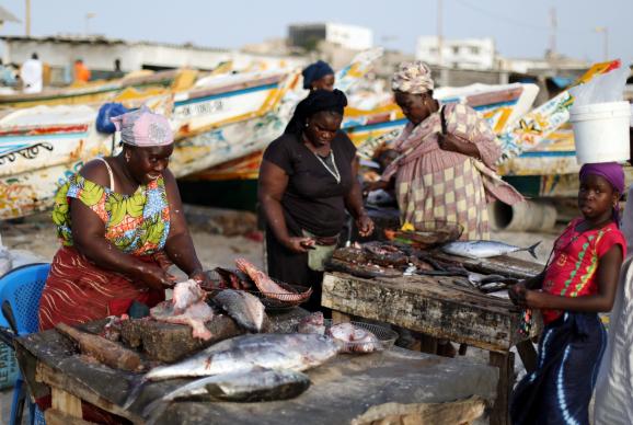 Femmes sur un marché de poissons à Dakar, capitale du Sénégal, le 26 octobre 2018