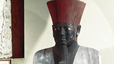 Statue en grès du pharaon Montouhotep II (environ 2055-2004 avant notre ère), provenant de&nbsp;Deir elBahari, situé sur la rive gauche du Nil face à Louxor.&nbsp;Elle est exposée au Musée national égyptien au Caire.&nbsp;