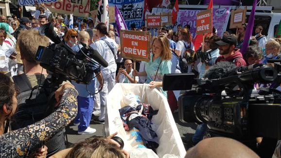 Des personnels des urgences ont manifesté à Paris, jeudi 6 mai 2019, afin de dénoncer leurs conditions de travail et les conditions d\'accueil des patients.