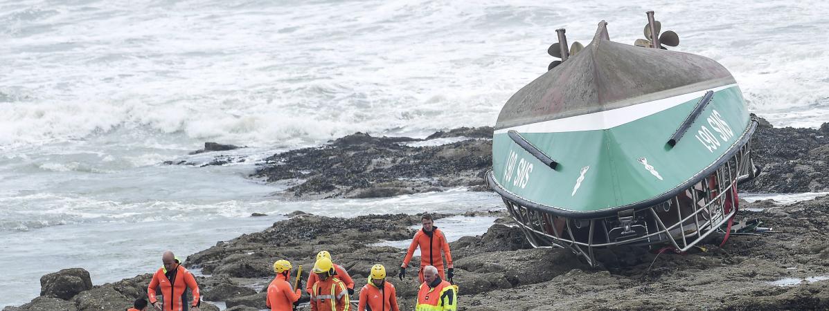 Des sauveteurs de la SNSM en intervention le 7 juin 2019 sur une plage des Sables d\'Olonne.&nbsp;