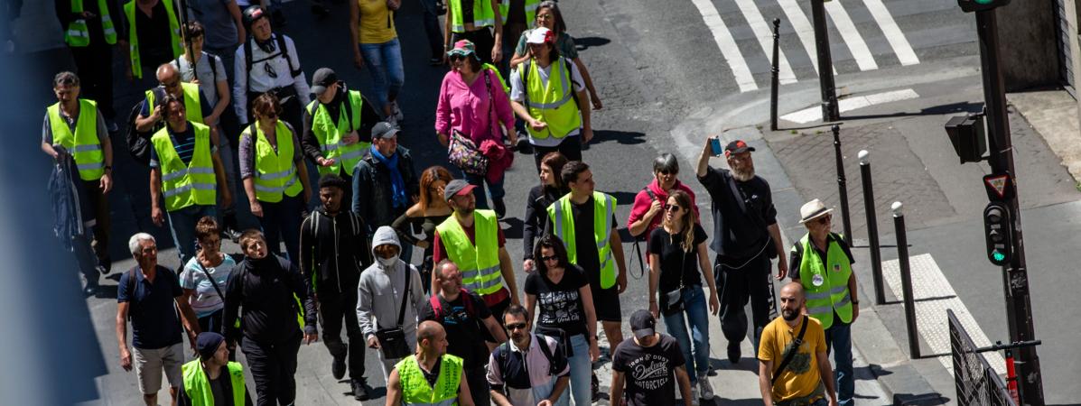 Gilets Jaunes Des Manifestants Défilent à Paris Pour Le