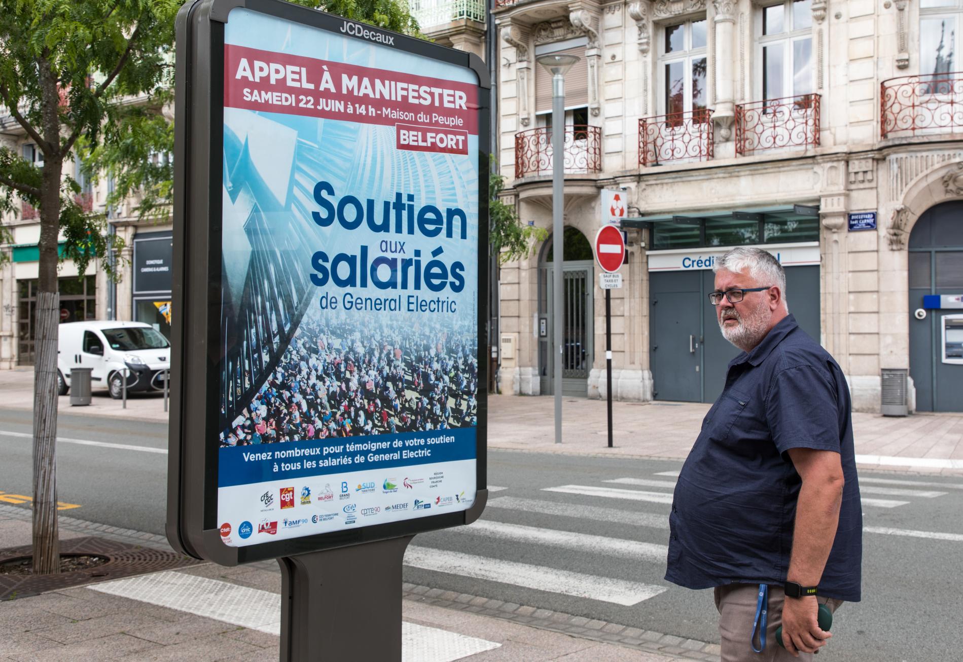 Eric Weiss devant l'un des nombreux panneaux de la campagne d'affichage financée par le maire, Damien Meslot, à Belfort, le 21 juin 2019.