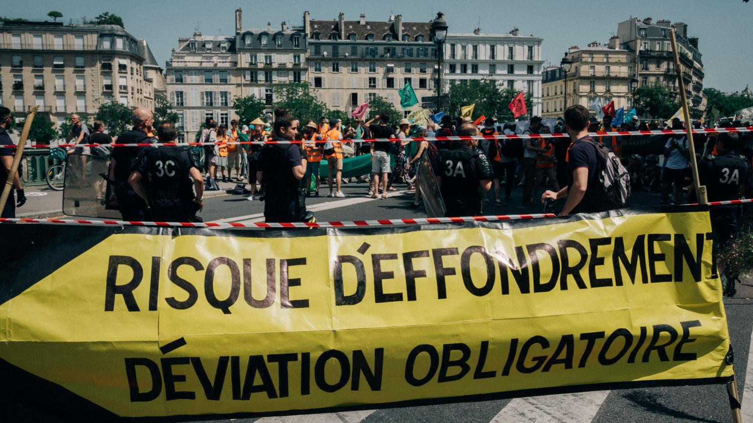 VIDEO. Paris : des militants écologistes violemment ...