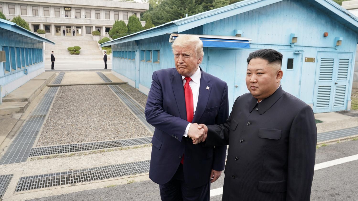 VIDEO. Kim Jong-un Et Donald Trump Se Serrent La Main à La Frontière ...