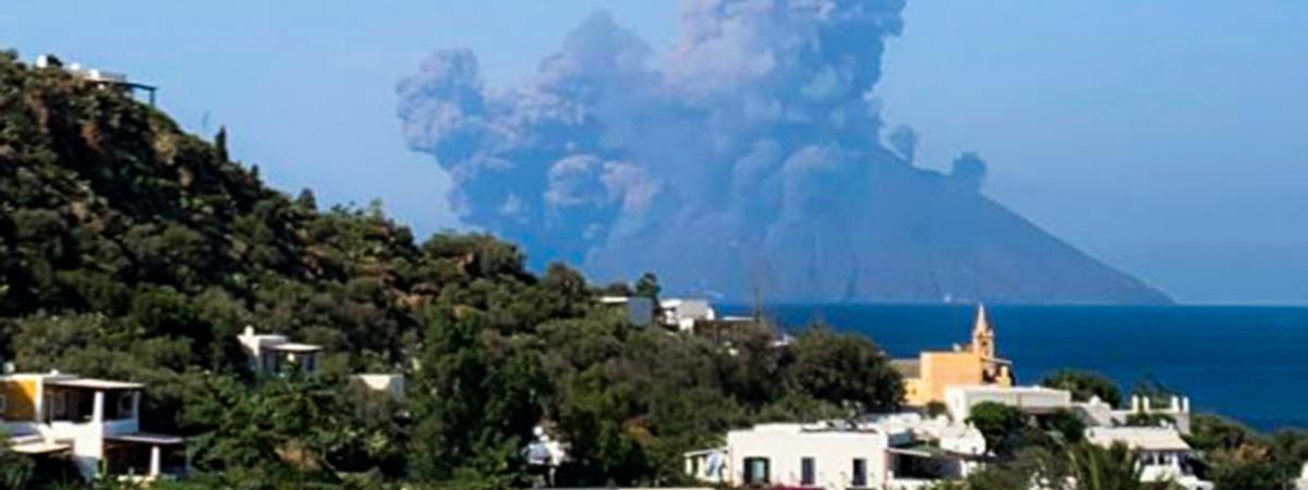 Violente éruption du volcan Stromboli - Scènes de panique 19633431