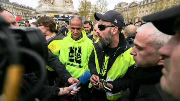 Jamel Bouabane (au centre) et Jérôme Rodrigues (à droite), le 6 avril 2019, sur la place de la République à Paris.&nbsp;