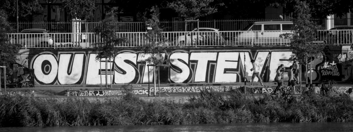 Le slogan \"Où est Steve\", peint sur un quai de Nantes.