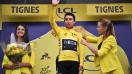 Egan Bernal (Ineos), nouveau maillot jaune du Tour de France (ici sur le podium à Tignes) après une 19e étape arrêtée&nbsp;à cause d\'un orage, vendredi 26 juillet 2019.