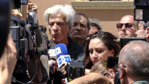 Le frère d\'Emanuela Orlandi, Pietro Orlandi, répond aux journalistes à proximité du Cimetière teutonique au Vatican (Italie), le 11 juillet 2019.