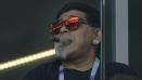 Diego Maradona savoure un cigare dans une tribune non-fumeur du stade du Spartak Moscou, le 16 juin 2018 lors du match Argentine-Islande.