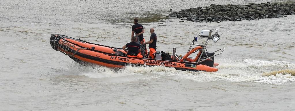 Des plongeurs des sapeurs-pompiers lors des recherches sur la Loire pour retrouver Steve CaniÃ§o, le 20 juillet 2019 Ã  Nantes