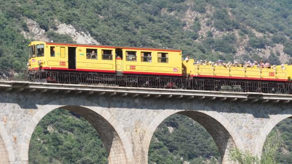 Carte Postale Le Train Jaune Dans Les Pyrénées Orientales