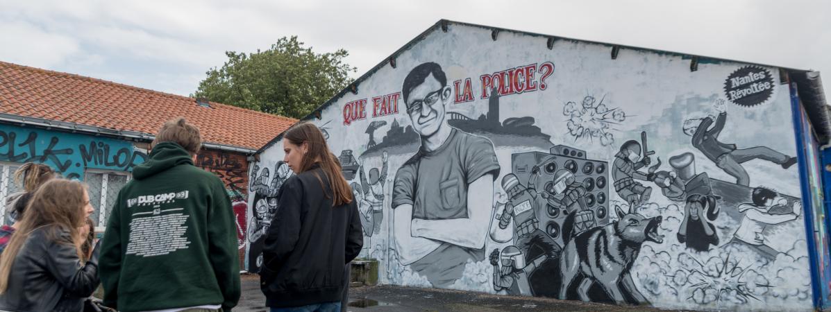 Des jeunes devant une fresque rendant hommage Ã  Steve Maia CaniÃ§o, prÃ¨s du quai Wilson Ã  Nantes, le 30 juillet 2019, au lendemain de la dÃ©couverte du corps du jeune homme.