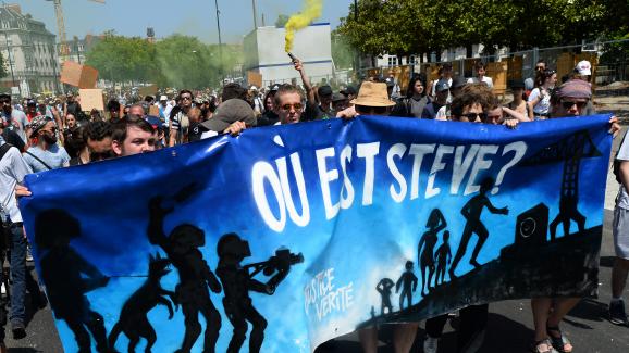 Des manifestants défilent, le 29 juin 2019 à Nantes, avec une banderole \"où est Steve ?\", qui sera accrochée aux grilles de la préfecture le 3 juillet.