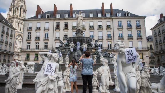 Les statues de l\'œuvre \"Reconstituer\", de l\'artiste contemporain Stéphane Vigny, recouvertes d\'affiches \"où est Steve ?\" sur la place Royale de Nantes, le 12 juillet 2019.