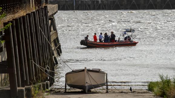 Un bateau de la police&nbsp;à proximité du lieu où a été découvert, à Nantes le 29 juillet 2019, un corps identifié le lendemain comme étant celui de Steve Maia Caniço.