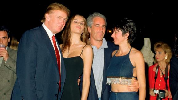 Le magnat de l\'immobilier américain Donald Trump et sa future femme, Melania Knauss, en compagnie de Jeffrey Epstein et de son ex-compagne Ghislaine Maxwell, le 12 février 2000 au club privé Mar-a-Lago à Palm Beach, en Floride (Etats-Unis).