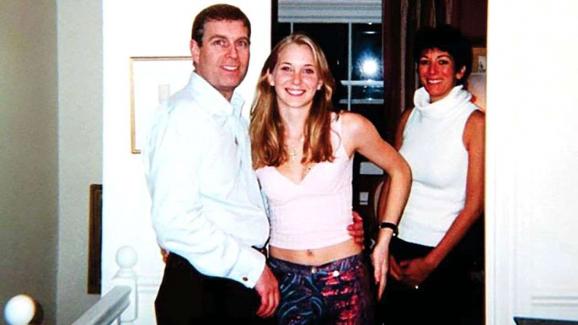 Le prince Andrew en compagnie de Virginia Roberts Giuffre, alors âgée de 17 ans, et de Ghislaine Maxwell, compagne de longue date de Jeffrey Epstein, dans la maison de celle-ci, le 13 mars 2001.