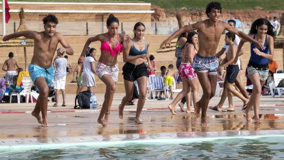 Des Marocains se préparent à sauter dans l\'eau à la nouvelle piscine publique de la capitale Rabat le 7 août 2019.