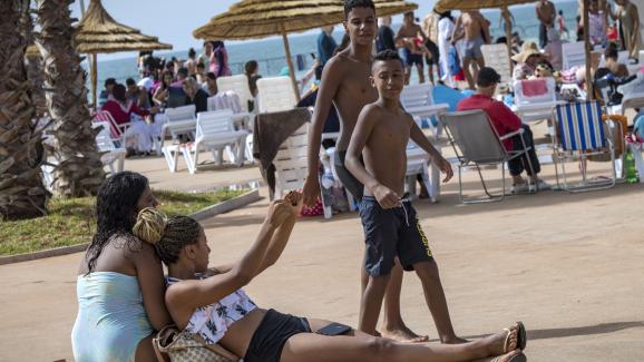 A La Nouvelle Piscine De Rabat Les Marocaines Fuient Le