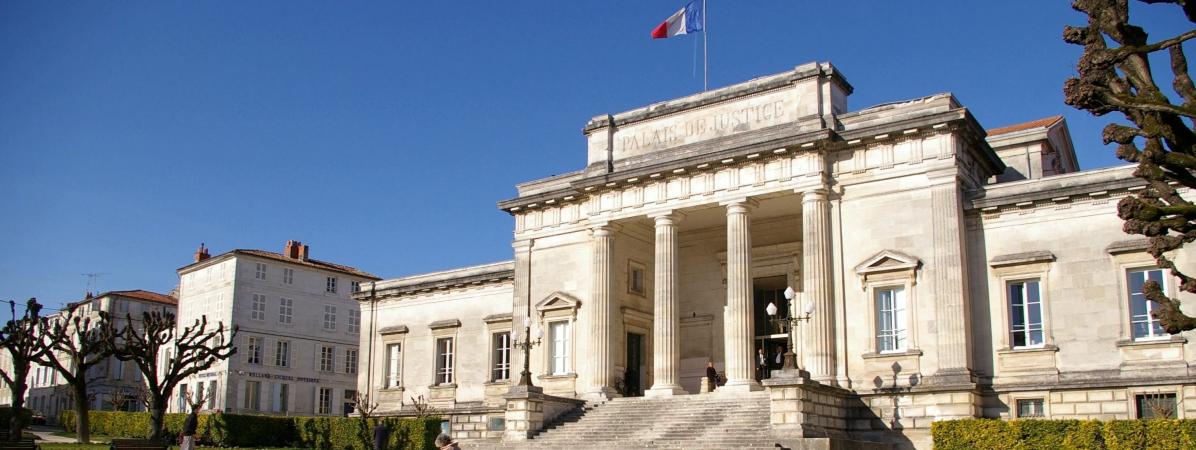 Le palais de justice de Saintes (Charente-Maritime), où le chirurgien de Jonzac&nbsp;devrait être&nbsp;jugé début 2020 pour viols et agressions sexuelles sur mineur. (image d\'illustration)