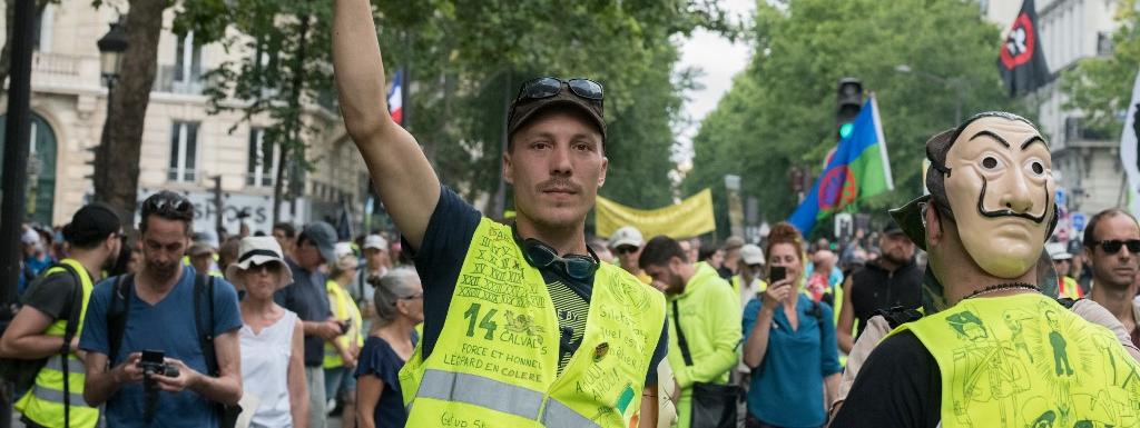 Gilets Jaunes Quelques Centaines De Manifestants Défilent