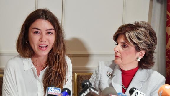 Mimi Haleyi et son avocate Gloria Allred lors d\'une conférence de presse à New York, le 24 octobre 2017.