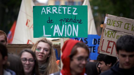 Une pancarte brandie lors d'une marche pour le climat à Toulouse, le 24 mai 2019, reprenant une idée très discutée ces derniers mois : celle de la nécessité de ne plus prendre l'avion pour diminuer les rejets de gaz à effets de serre.