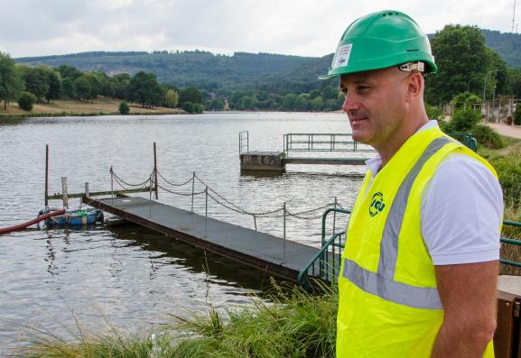 David Tonnelier, chef d\'agence de la Saur, présente le dispositif de pompage de l\'étang de Courtille, le 28 août 2019 à Guéret (Creuse).