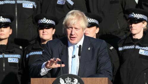 VIDEO. Royaume-Uni : malgré le malaise d'une policière, Boris Johnson poursuit son discours