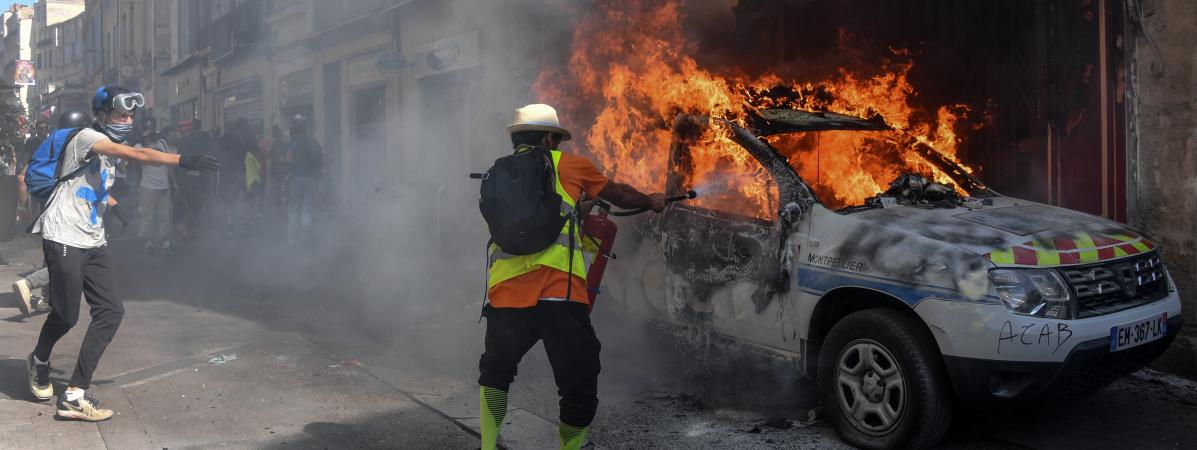 Gilets Jaunes Une Voiture De Police Incendiée à