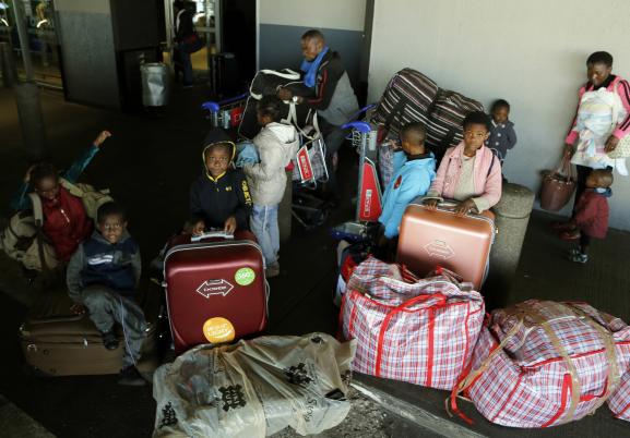 Des enfants nigérians attendent de prendre l\'avion, le 11 septembre 2019, à l\'aéroport international de Johannesburg (Afrique du Sud) à la suite des violences xénophobes qui ont touché le pays.