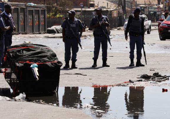 Patrouille policière après des pillages dans le township d\'Alexandra à Johannesburg (Afrique du Sud), le 3 septembre 2019